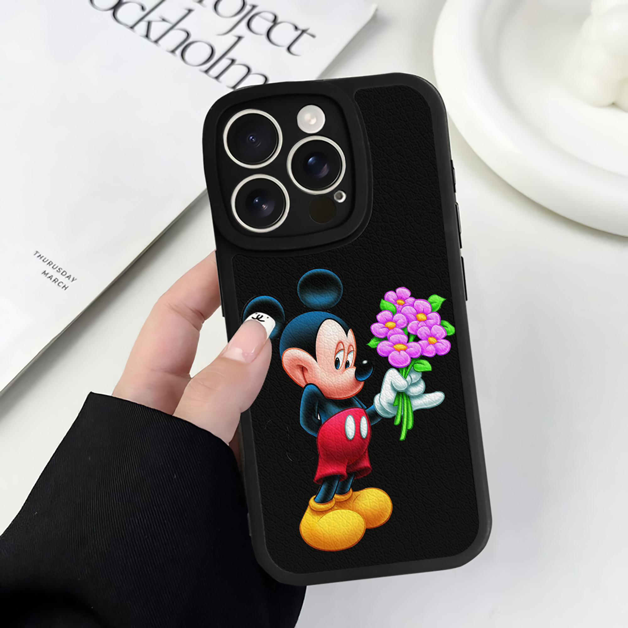 （画像用） ミッキーマウス Mickey Mouse 【iPhone 16シリーズ対応】シリコンスマホケース（レザー調） 材質：シリコン